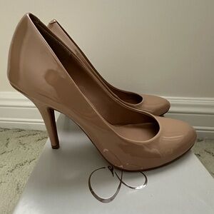 Jessica Simpson nude pumps!